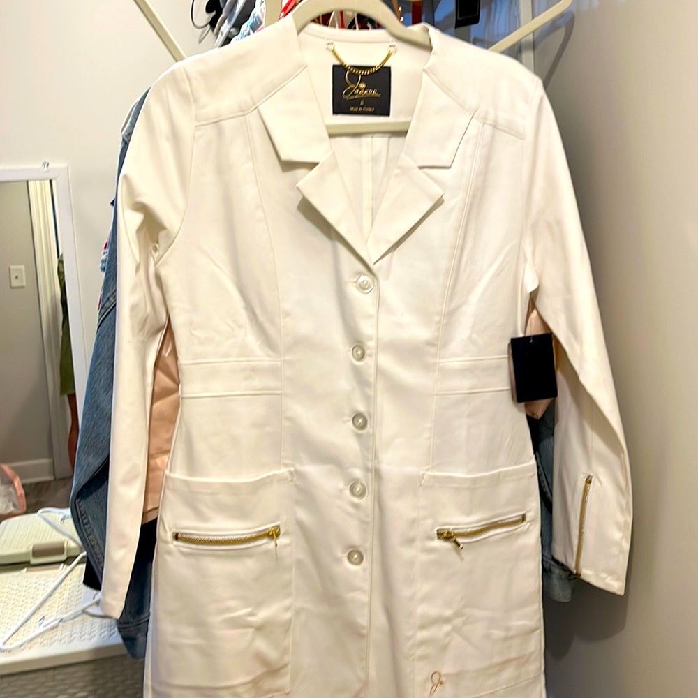 Jaanuu white coat